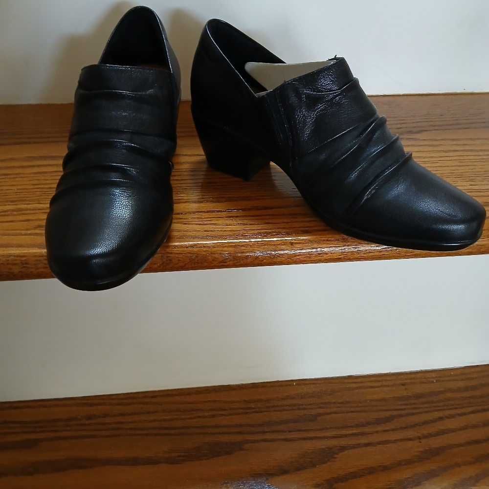 Clarks Emily Cove Black Leather Shooties